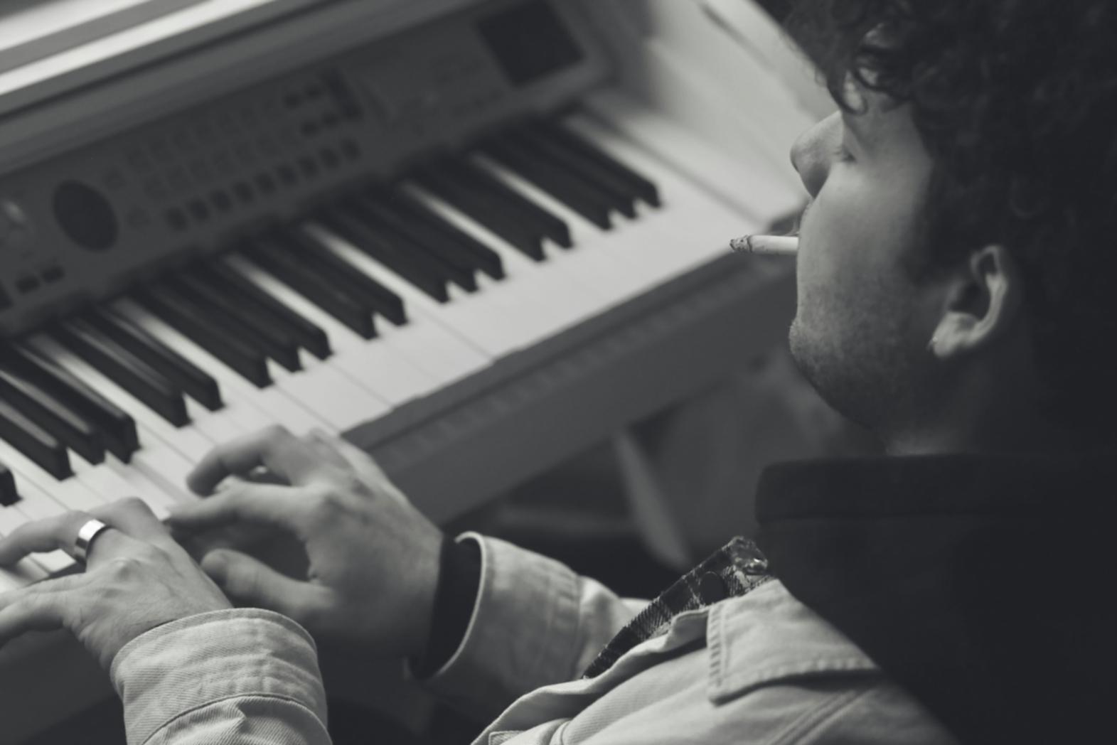 Studio de production musicale moderne avec équipements professionnels